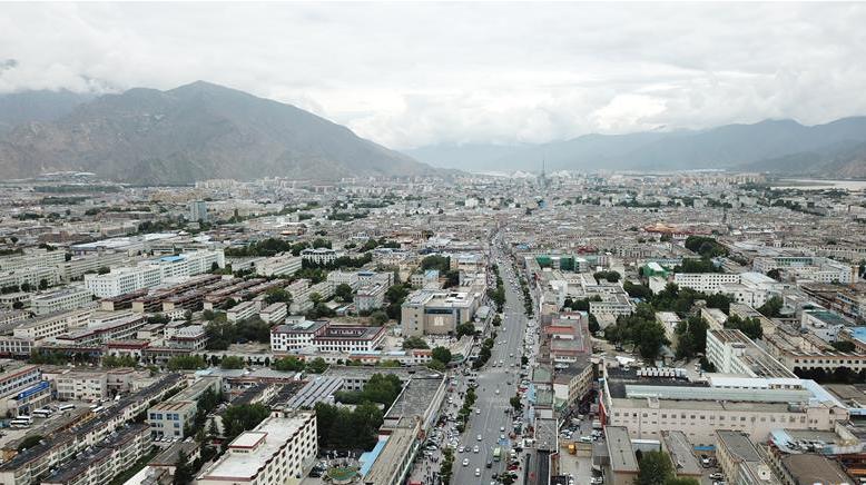 8月10日無人機拍攝的拉薩城市一景。新華社記者 王益亮 攝.jpg