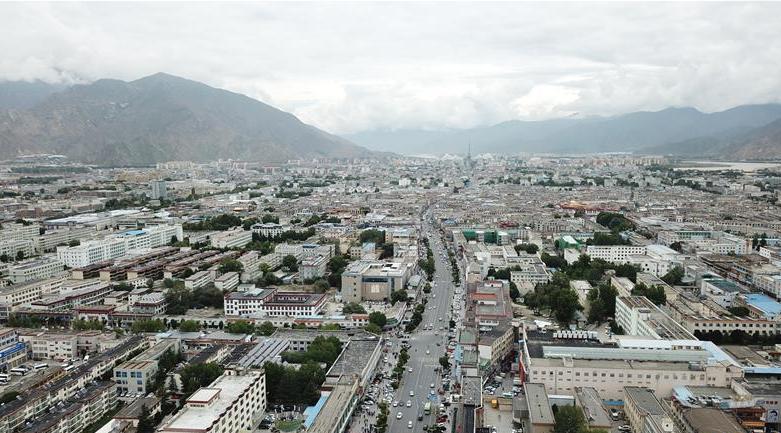 8月10日無人機拍攝的拉薩城市一景。新華社記者 王益亮 攝.jpg