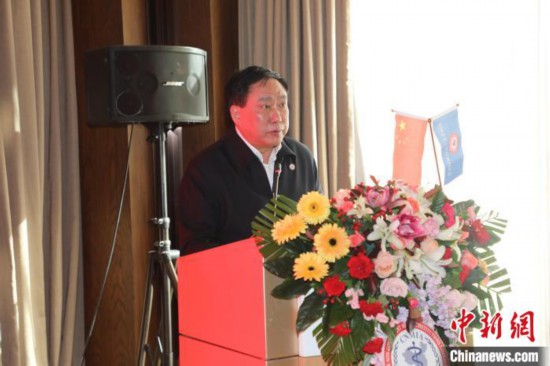 圖為中國非公立醫(yī)療機(jī)構(gòu)協(xié)會常務(wù)副會長兼秘書長郝德明致辭?！№n相澤 攝