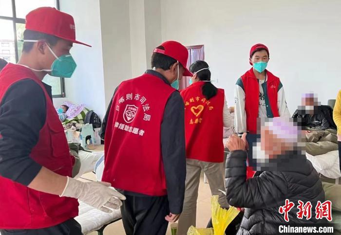 圖為得到妥善安置周到的服務(wù)，患者向志愿者豎起大拇指?！∪湛t市委宣傳部供圖