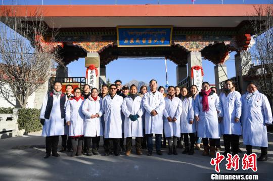 圖為該校師生在更名后的西藏藏醫(yī)藥大學(xué)校門前合影留念。　何蓬磊 攝
