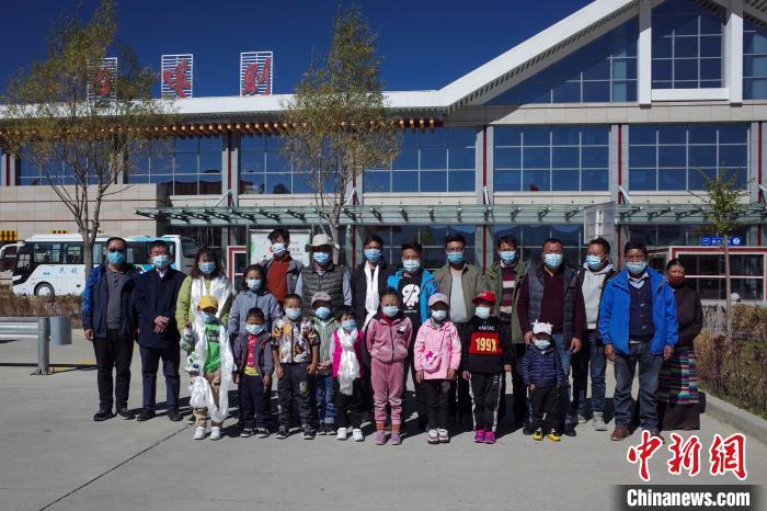 10位接受先心病治療的孩子及家長、工作人員等在日喀則和平機(jī)場合影。　江飛波 攝