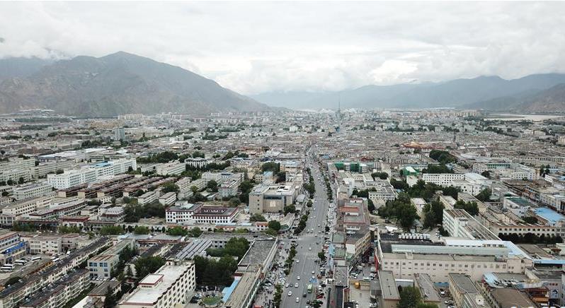 8月10日無(wú)人機(jī)拍攝的拉薩城市一景。新華社記者 王益亮 攝.jpg
