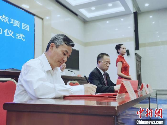 圖為青海省副省長(zhǎng)匡湧(左)簽訂合作共建區(qū)域醫(yī)療中心框架協(xié)議?！?zhí)砀?攝