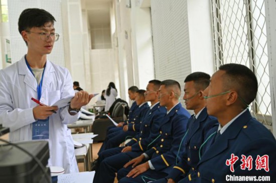 圖為研究團(tuán)隊(duì)成員登記消防員信息?！≮w朗 攝