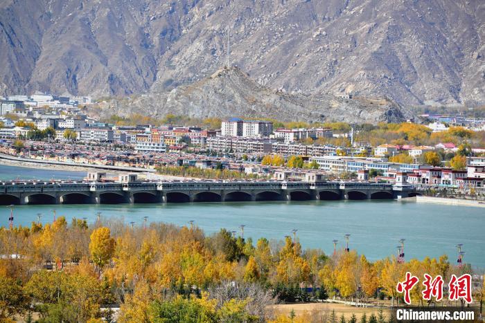 10月25日，被秋色點綴的拉薩河?！〗w波 攝