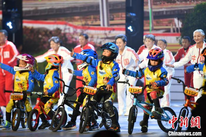 圖為拉薩市春節(jié)藏歷新年聯(lián)歡晚會(huì)錄制現(xiàn)場(chǎng)?！∝暩聛?lái)松 攝