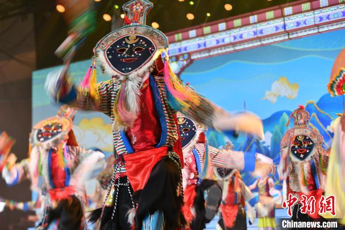 圖為演員在聯(lián)歡晚會(huì)上表演?！∝暩聛?lái)松 攝