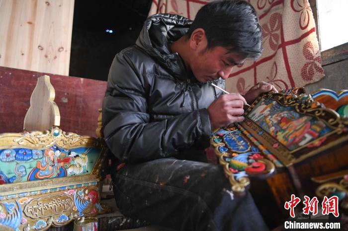 圖為拉薩手藝人制作年貨“切瑪盒”?！∝暩聛硭?攝
