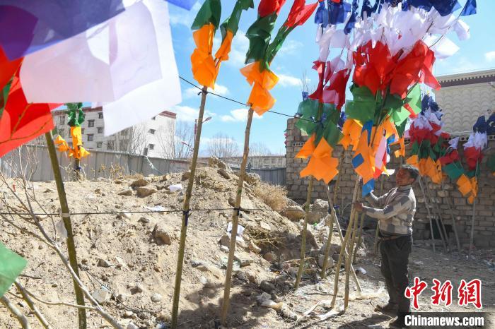 圖為拉薩街頭出售的五彩經(jīng)幡。　貢嘎來松 攝