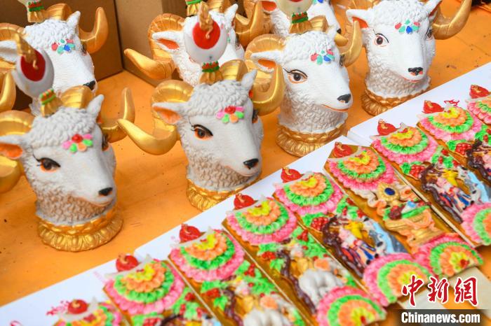 圖為拉薩市場上待售的吉祥羊頭?！∝暩聛硭?攝