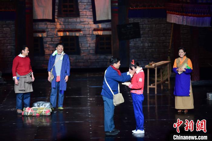 圖為西藏本土話劇《八廓街北院》演出現(xiàn)場?！∝暩聛硭?攝