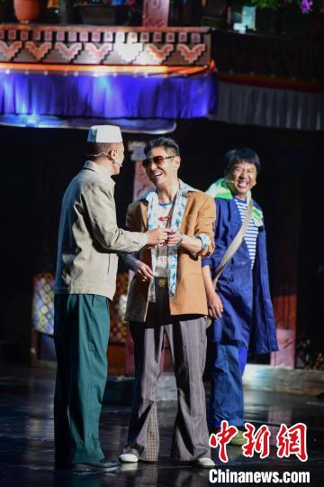 圖為西藏本土話劇《八廓街北院》演出現(xiàn)場。　貢嘎來松 攝