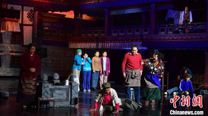 圖為西藏本土話劇《八廓街北院》演出現(xiàn)場。　貢嘎來松 攝