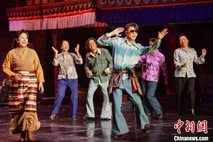 圖為西藏本土話劇《八廓街北院》演出現(xiàn)場?！?攝