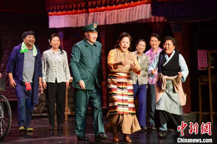 圖為西藏本土話劇《八廓街北院》演出現(xiàn)場?！∝暩聛硭?攝