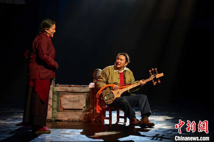 圖為西藏本土話劇《八廓街北院》演出現(xiàn)場。　貢嘎來松 攝