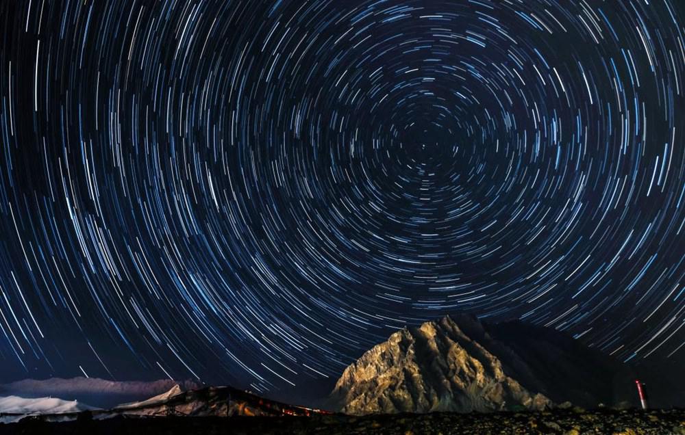 微微風(fēng)簇浪，散作滿河星。貢覺(jué)群培攝