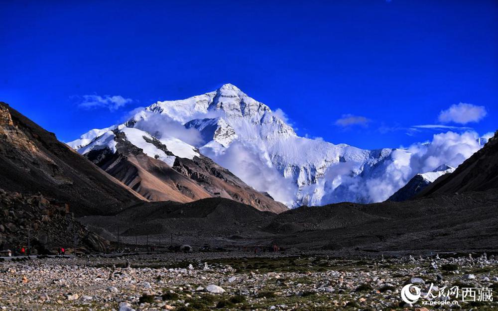 遠眺珠穆朗瑪峰。