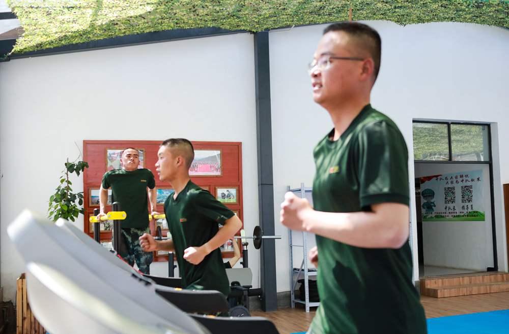 官兵正在新配發(fā)的跑步機(jī)上運(yùn)動(dòng)。