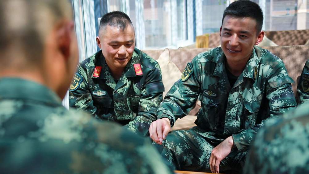 官兵正在陽(yáng)光棚內(nèi)優(yōu)雅的環(huán)境中下象棋。