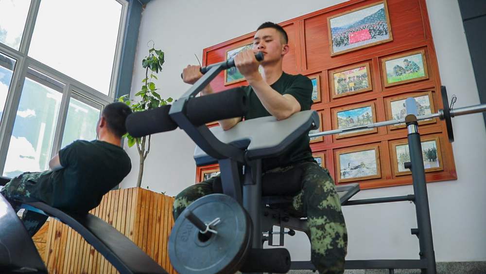 官兵正在陽(yáng)光棚內(nèi)自我健身。