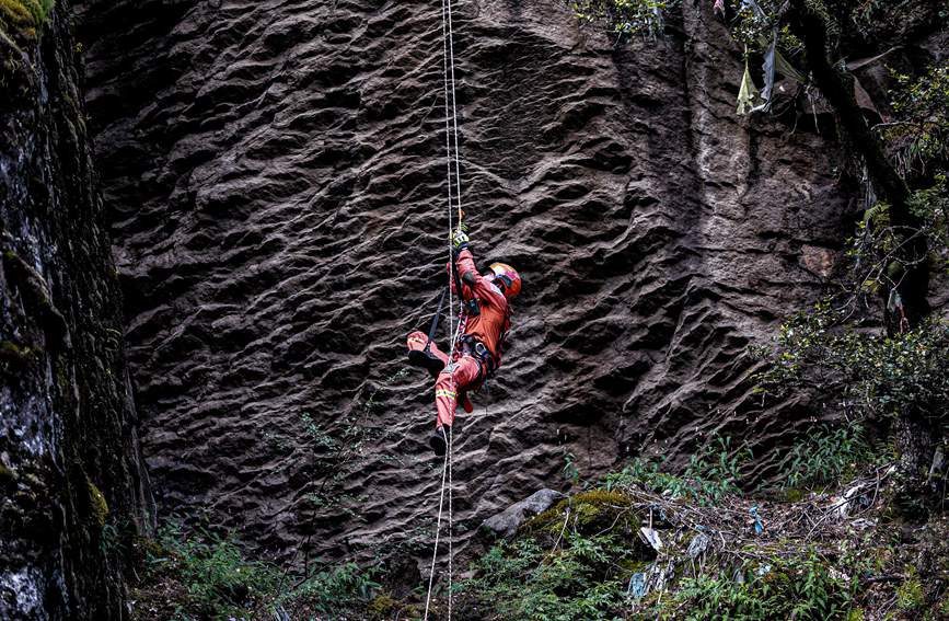 救援實(shí)戰(zhàn)訓(xùn)練中，消防員垂直攀爬。西繞拉翁攝