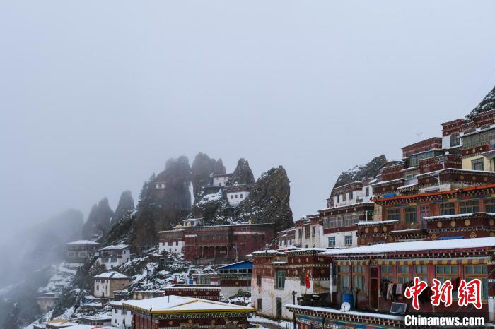 云霧環(huán)繞的孜珠寺?！〗w波 攝