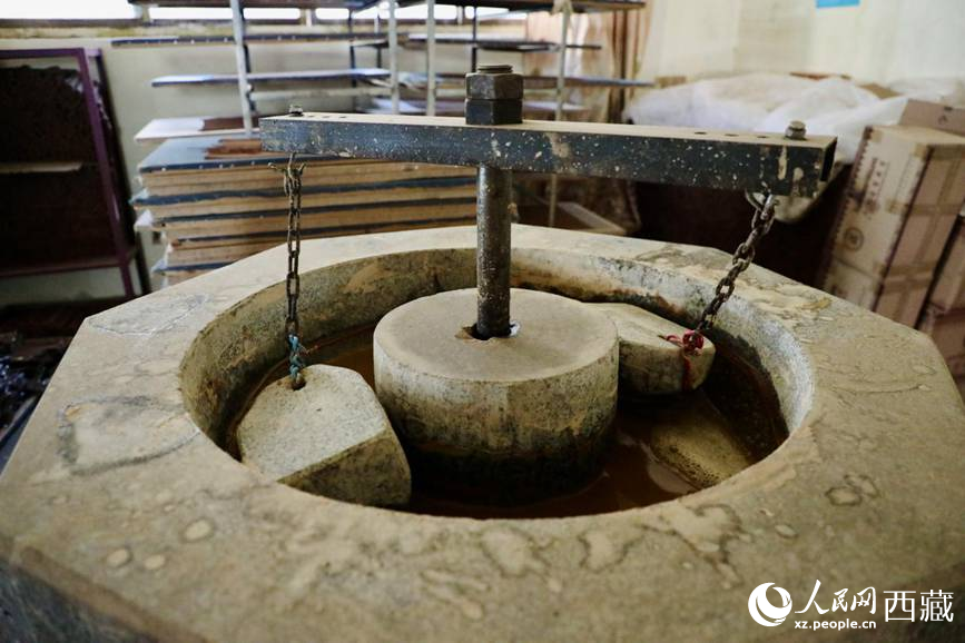 制作藏香的原料用石頭混合研磨。人民網(wǎng)記者 次仁羅布攝