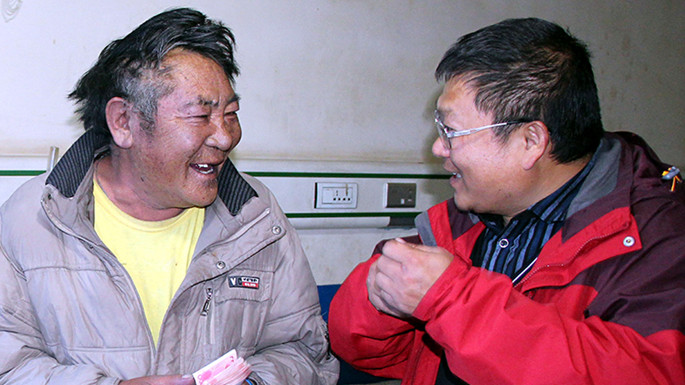 6、這是中國石化援藏干部王鵬雁（右）來到???結(jié)對子”幫扶對象的扎扎（左）家中，為他妻子英秋治病送去自掏腰包的??????需的治療費（扎??2014??7??9日攝）_副本.jpg