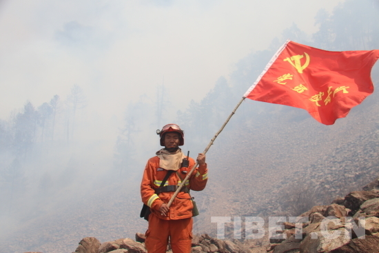 圖為嘎瑪珠杰在火場(chǎng)一線.jpg