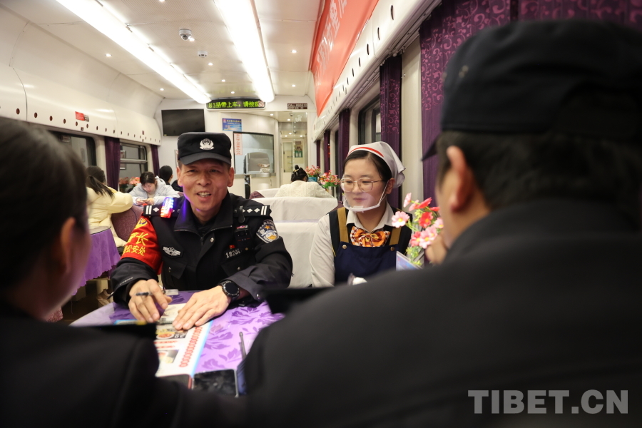 深夜巡視結(jié)束后，乘警長左紅彬與列車工作人員一起召開聯(lián)席會議。.JPG