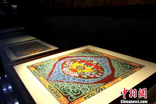 圖為藏式建筑傳統(tǒng)圖案?！?zhí)砀?攝