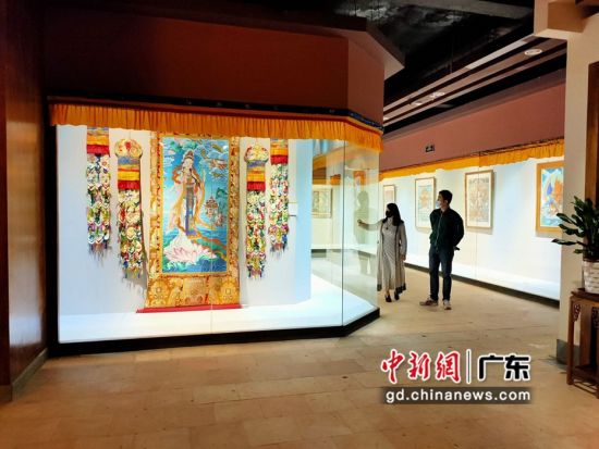 80余幅國(guó)家級(jí)非遺大師希熱布唐卡作品東莞展出。圖為展出的唐卡作品色澤鮮艷(徐倩 攝)