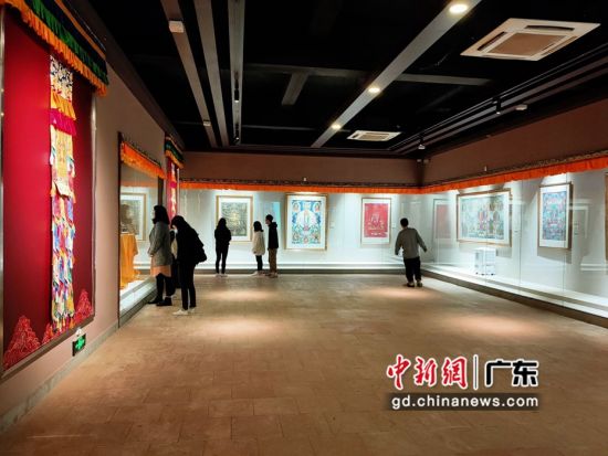 80余幅國家級非遺大師希熱布唐卡作品東莞展出。圖為展覽現(xiàn)場(徐倩 攝)