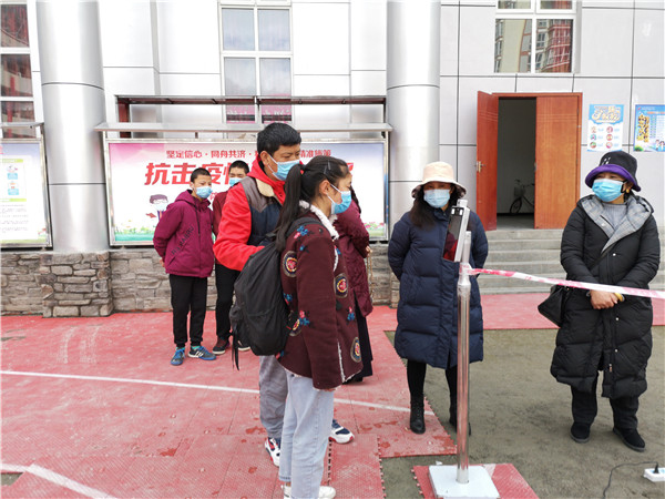 圖片默認標題_fororder_1、學生排隊進入校園-攝影-左斌