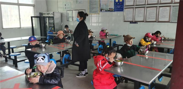 圖片默認標題_fororder_3、錯峰就餐的學生們-攝影-左斌