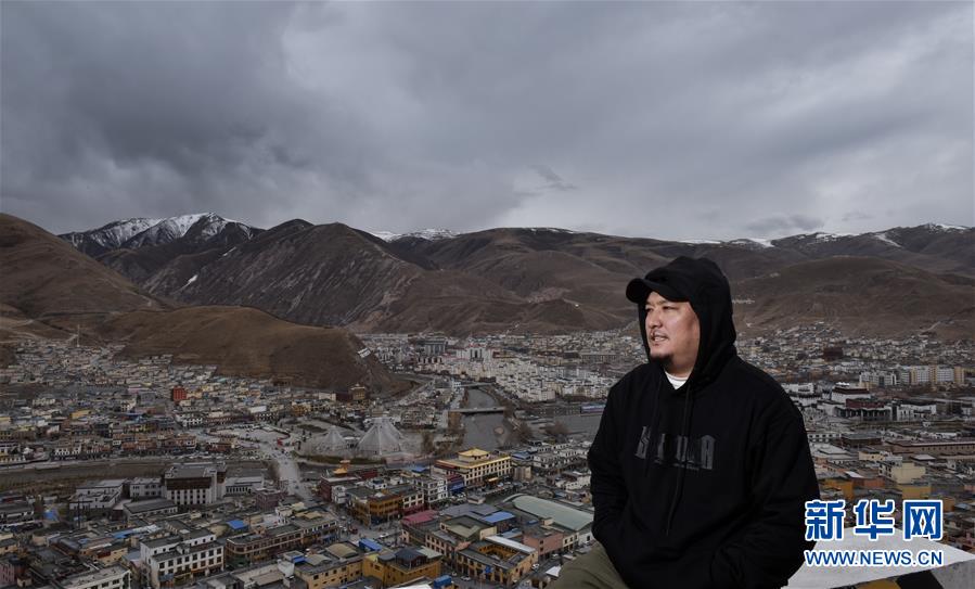 (玉樹抗震救災10周年·圖片故事)(1)才仁俄賽與他的“JoSai Pub”