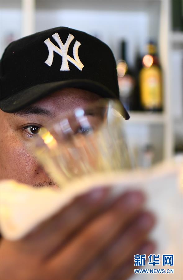 (玉樹抗震救災10周年·圖片故事)(5)才仁俄賽與他的“JoSai Pub”