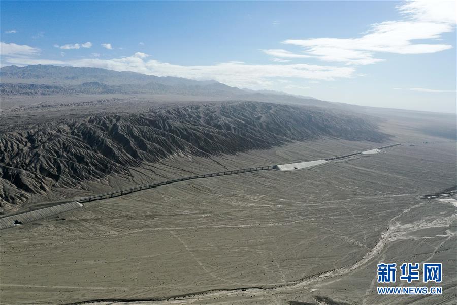 (經(jīng)濟(jì))(8)格庫鐵路全線鋪通 新疆青海兩段鐵路順利接軌