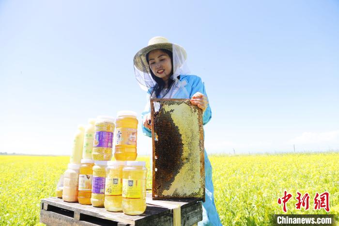 圖為蜂農(nóng)現(xiàn)場展示蜂產(chǎn)品?！●R銘言 攝