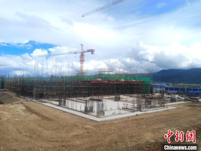 圖為香格里拉站實(shí)現(xiàn)封頂。中國(guó)鐵路昆明局集團(tuán)供圖