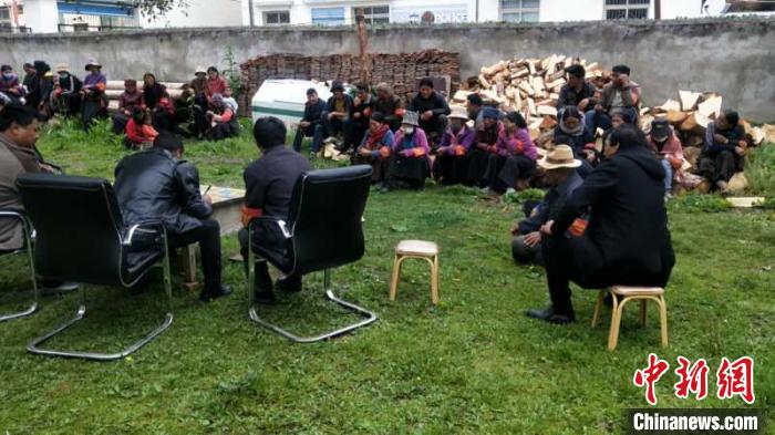 村民接受防火常識教育。若爾蓋縣林業(yè)和草原局供圖