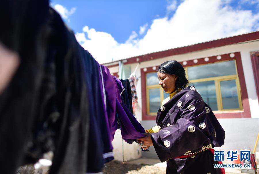 （走向我們的小康生活）（3）青?，敹啵狐S河源的幸福村