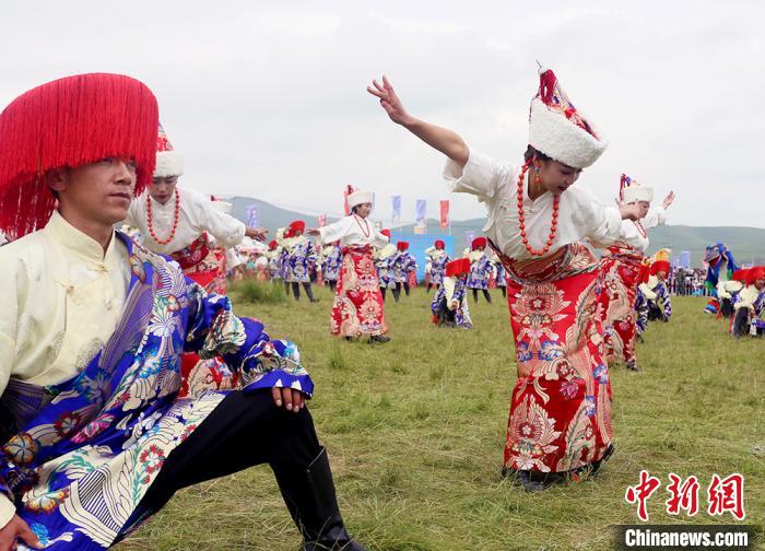 當?shù)孛癖姎g慶香浪節(jié)?！「哒?攝