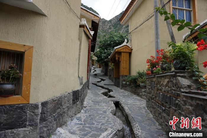 沿溪流分布的若吉村民宿?！∽g 攝