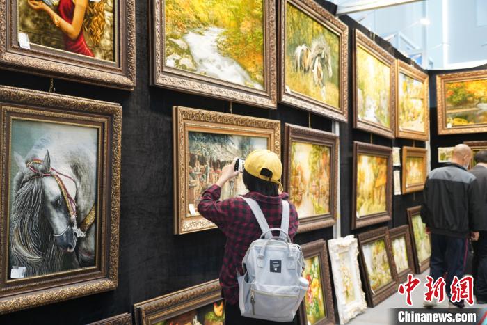 國內(nèi)外精品藏毯亮相青海生態(tài)(產(chǎn)業(yè))博覽會暨藏毯展眾多客商前來咨詢