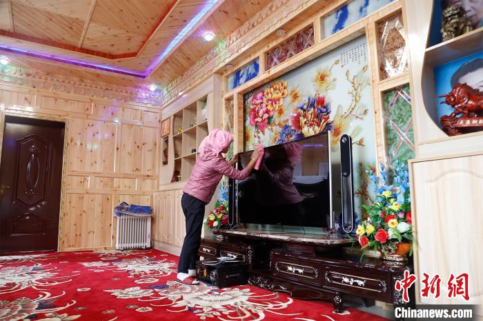 圖為做家務(wù)的項(xiàng)青達(dá)杰妻子?！●R銘言 攝