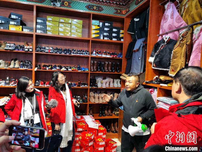 圖為中外媒體在玉樹(shù)州玉樹(shù)市甘達(dá)村采訪。　張?zhí)砀?攝