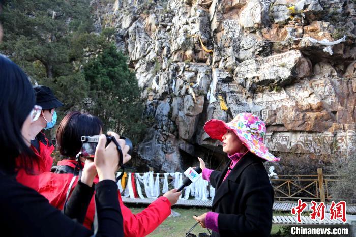 圖為中外媒體在玉樹(shù)州玉樹(shù)市采訪文旅融合情況。　張?zhí)砀?攝